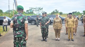 Bupati Ratna Machmud Dampingi Danrem 044/Gapo Tinjau Marshalling Area Yonif TP 947